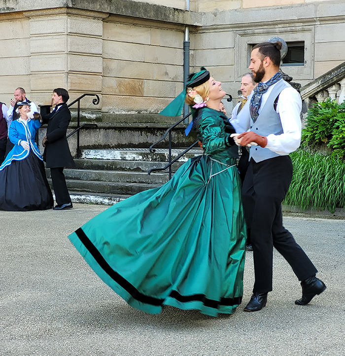 Experiencing the museum like an adventure. Dancers in Saint-Étienne, France