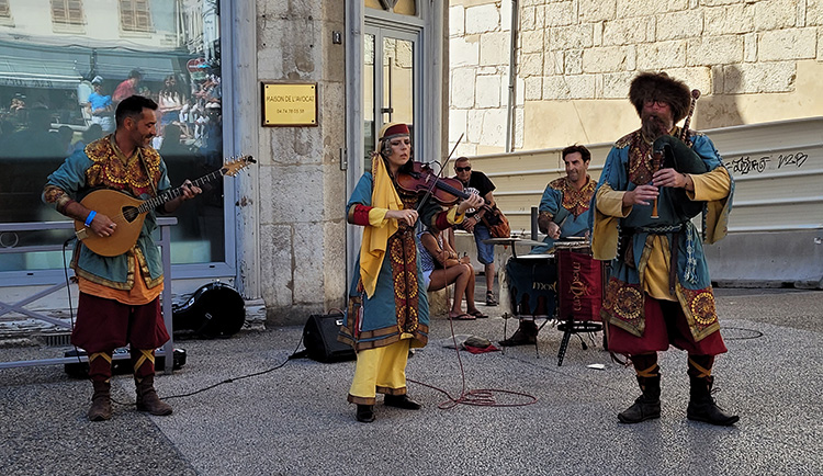 Musicians in Vienne, France - Nordic songs