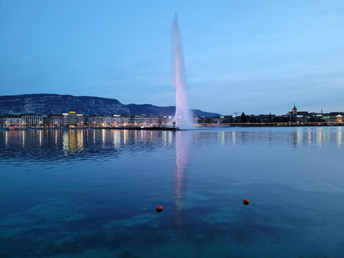 Jet d'eau at night