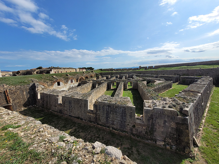 Pentagonal labyrinth
