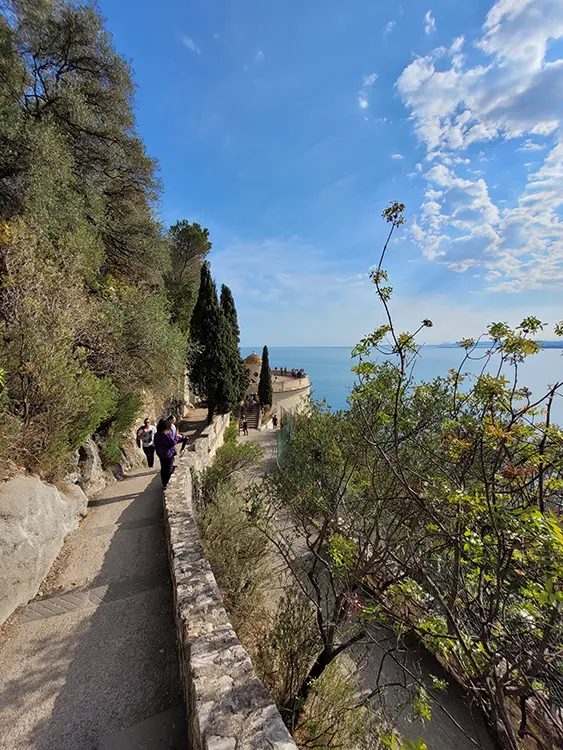 Path down to the city center